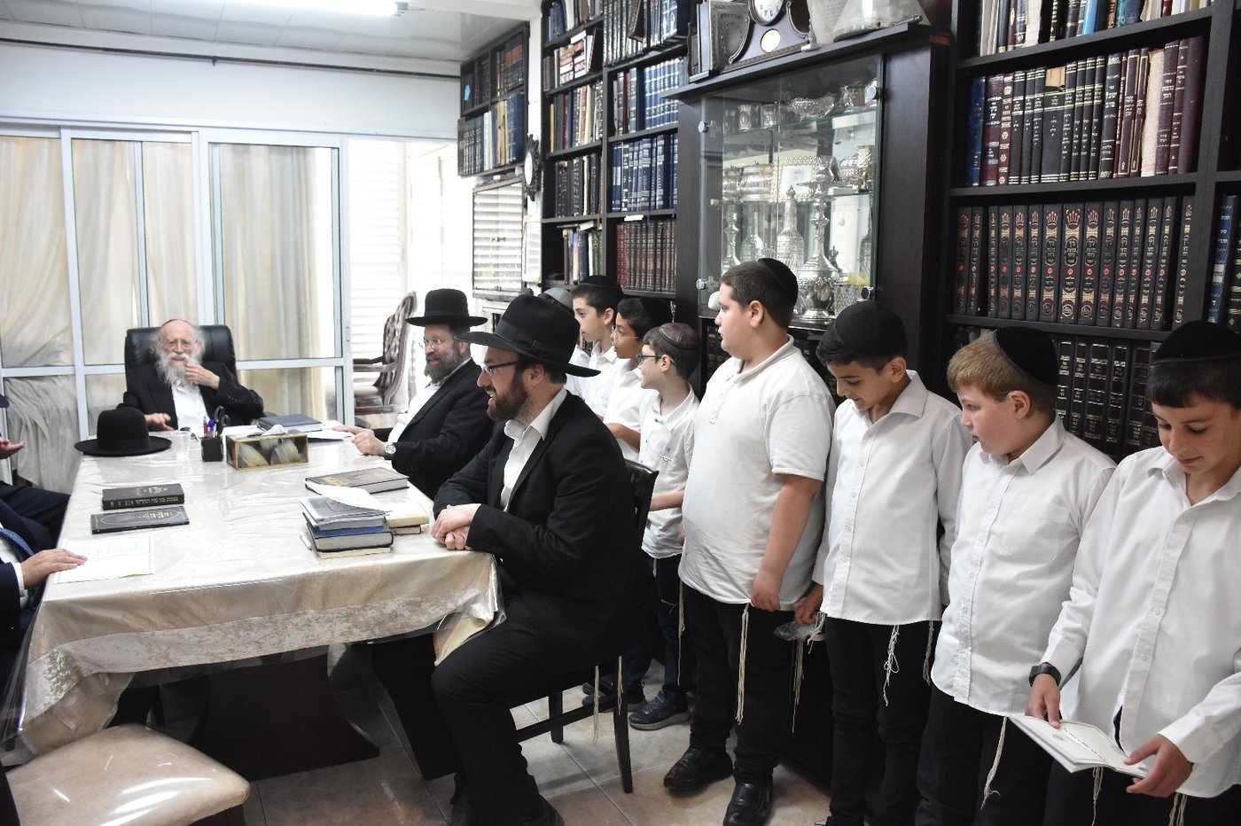 ילדי קריית ספר בבחינה אצל הגר"ש גלאי