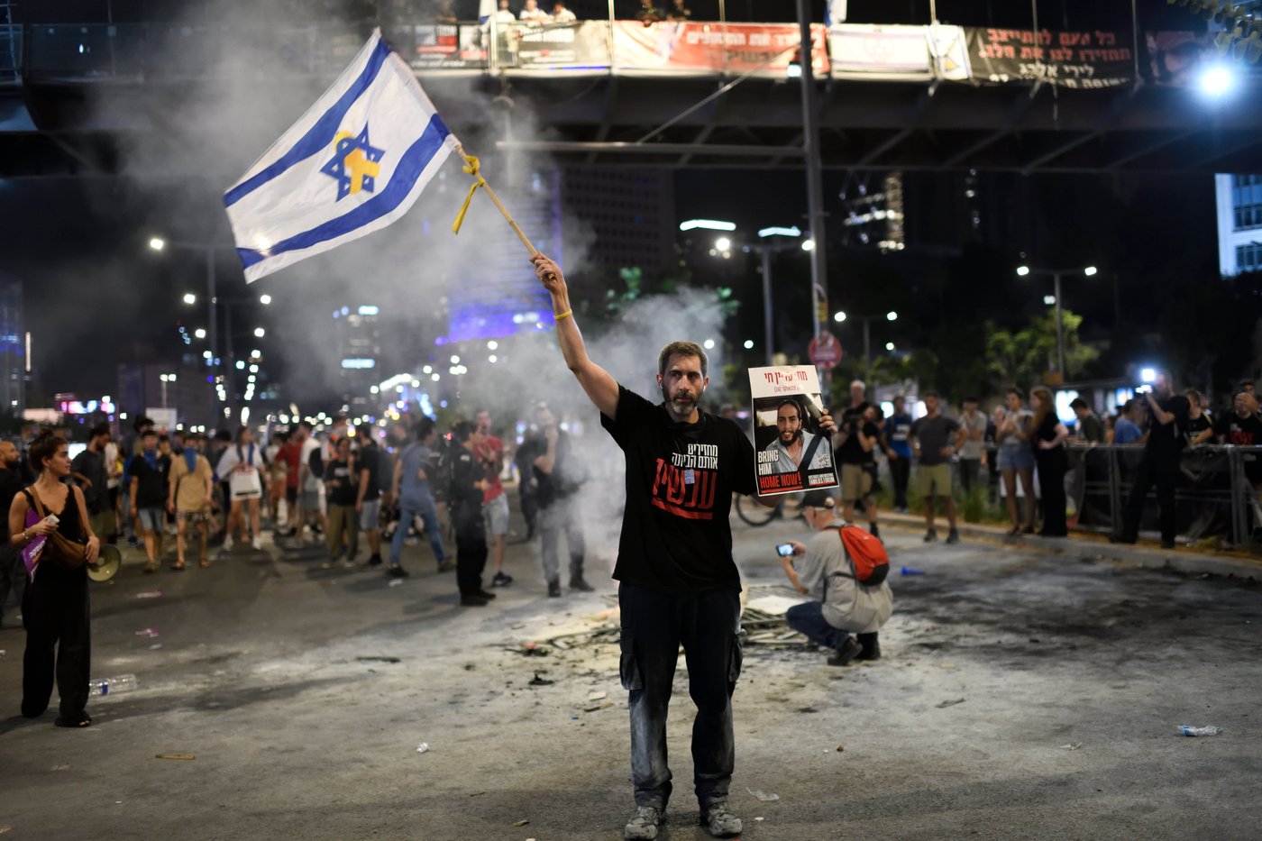 הפגנה מחוץ לקריה בת"א בדרישה להחזרת החטופים