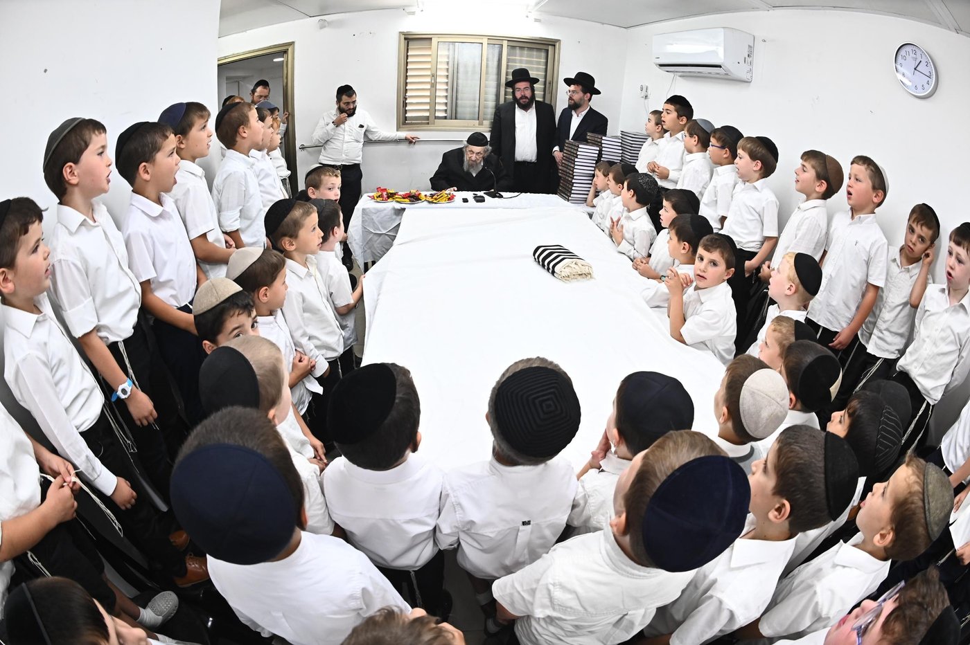 מסיבת חומש לילדי 'תורה ודעת' במעונו של הגר"ד לנדו 