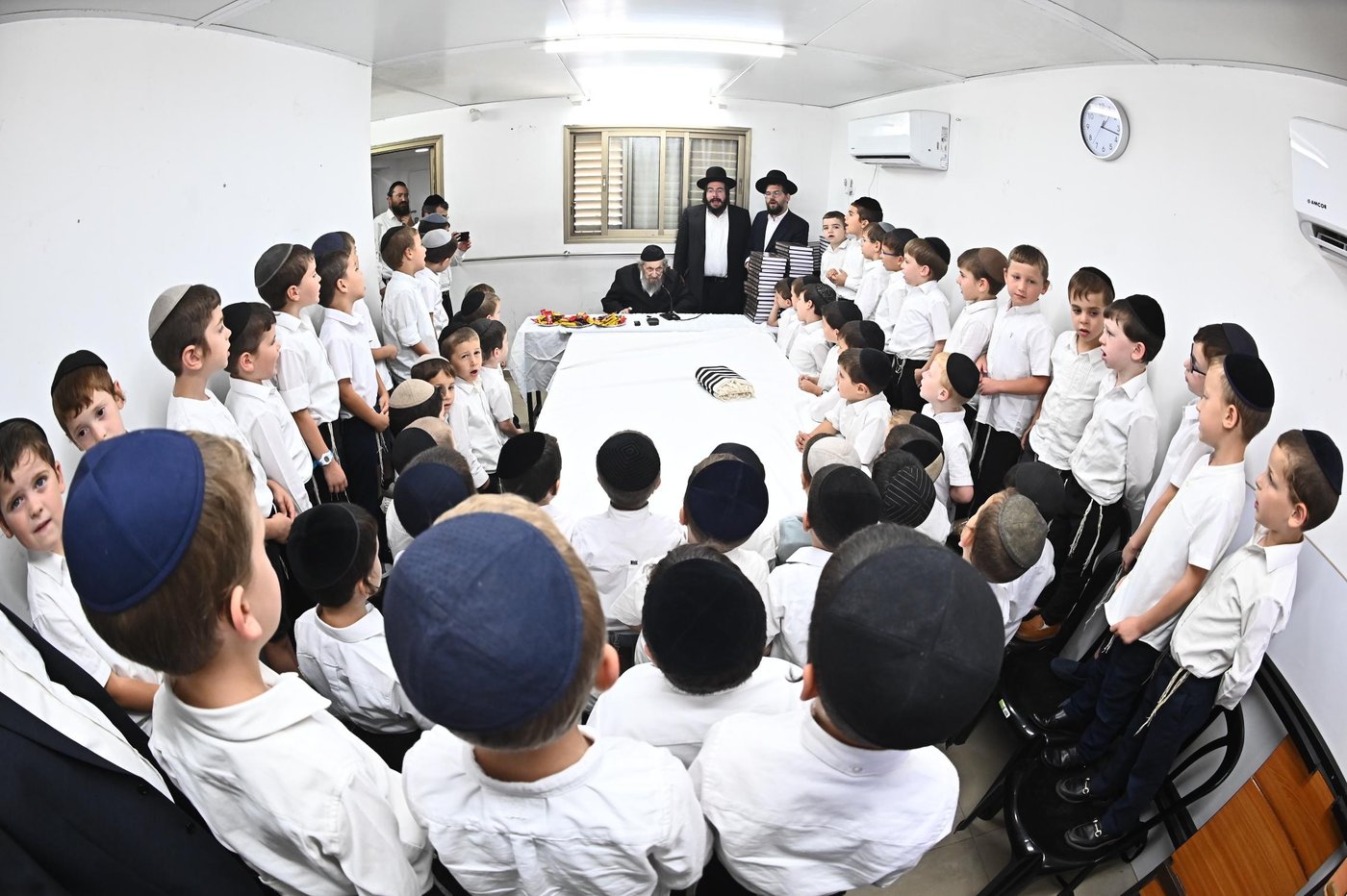 מסיבת חומש לילדי 'תורה ודעת' במעונו של הגר"ד לנדו 