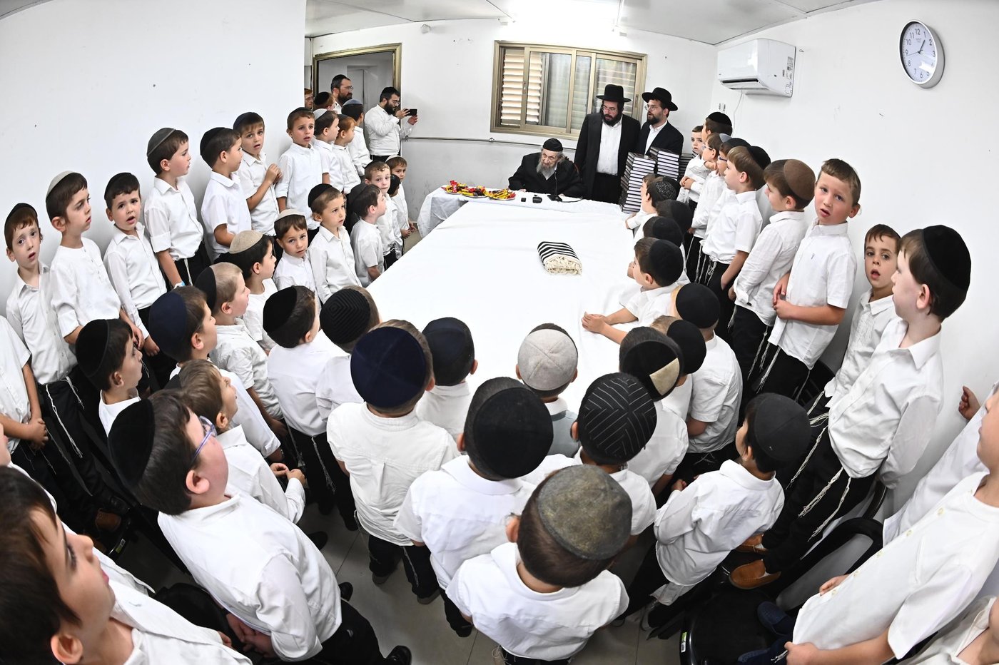 מסיבת חומש לילדי 'תורה ודעת' במעונו של הגר"ד לנדו 