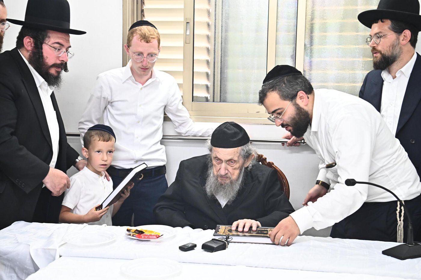 מסיבת חומש לילדי 'תורה ודעת' במעונו של הגר"ד לנדו 