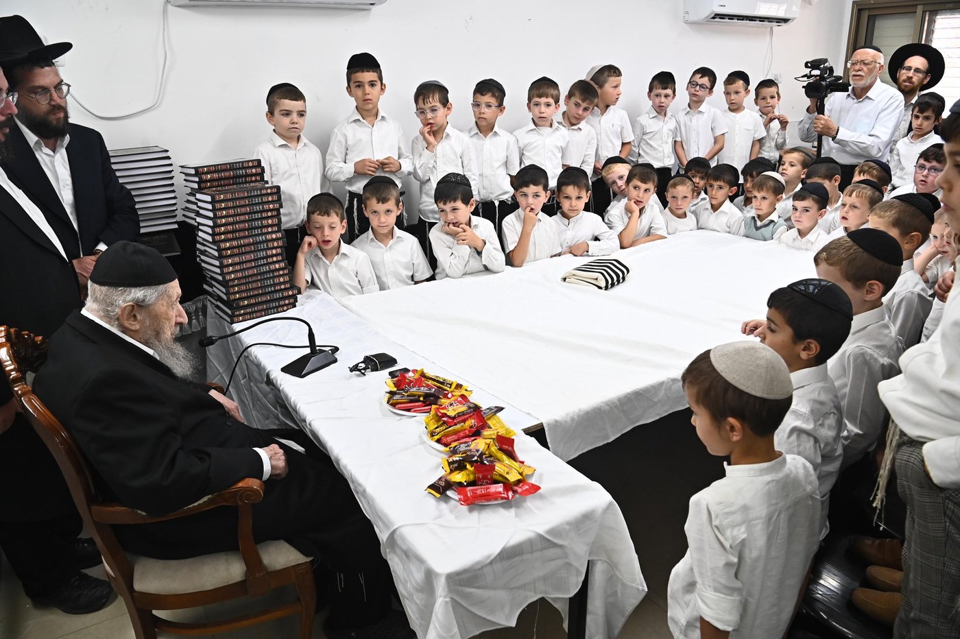 מסיבת חומש לילדי 'תורה ודעת' במעונו של הגר"ד לנדו 