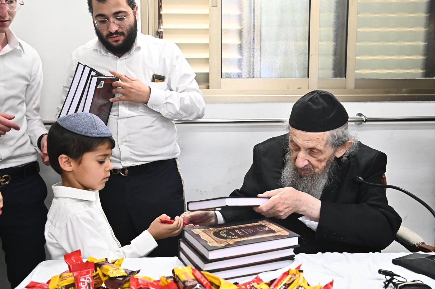מסיבת חומש לילדי 'תורה ודעת' במעונו של הגר"ד לנדו 