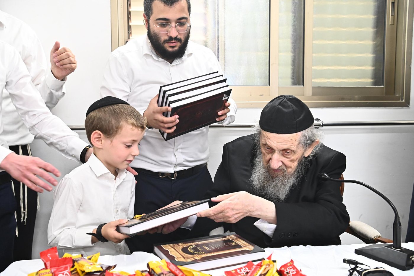 מסיבת חומש לילדי 'תורה ודעת' במעונו של הגר"ד לנדו 