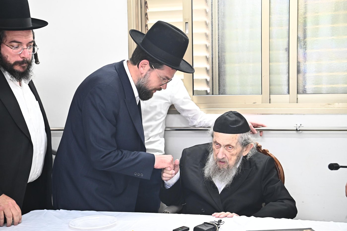 מסיבת חומש לילדי 'תורה ודעת' במעונו של הגר"ד לנדו 