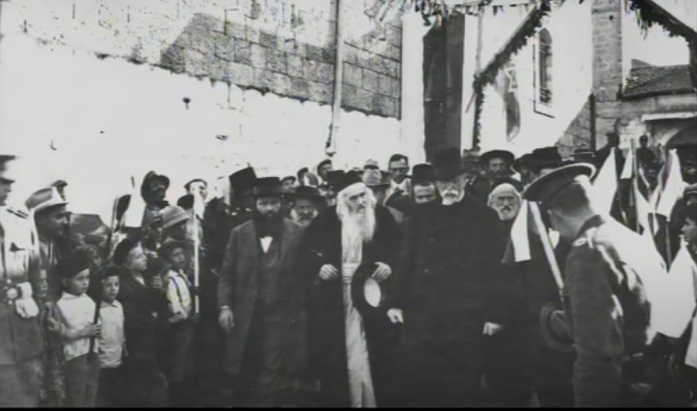 הכובע ביד - הגרי"ח זוננפלד מלווה את נשיא צ'כוסלובקיה תומאס מסריק בביקורו בשכונות החרדיות במרכז ירושלים בשנת תרפ"ז (1927).