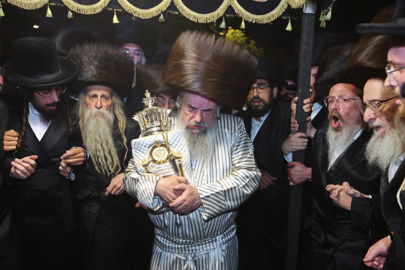 הכנסת ספר תורה ע"י האדמו"ר מלעלוב