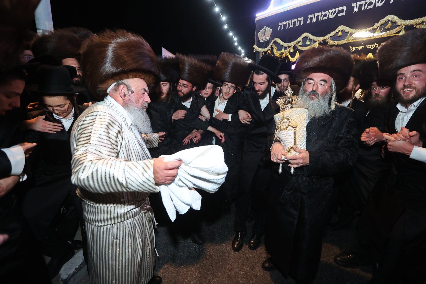 הכנסת ספר תורה ע"י האדמו"ר מלעלוב