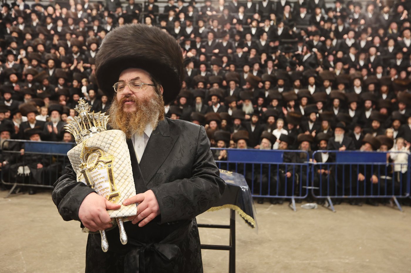 הכנסת ספר תורה ע"י האדמו"ר מלעלוב