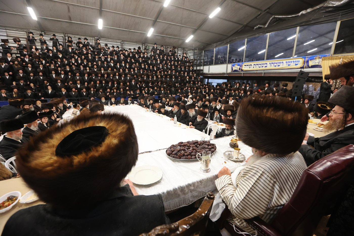 הכנסת ספר תורה ע"י האדמו"ר מלעלוב