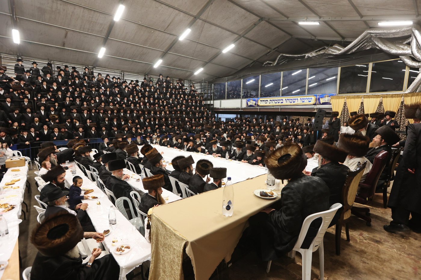 הכנסת ספר תורה ע"י האדמו"ר מלעלוב