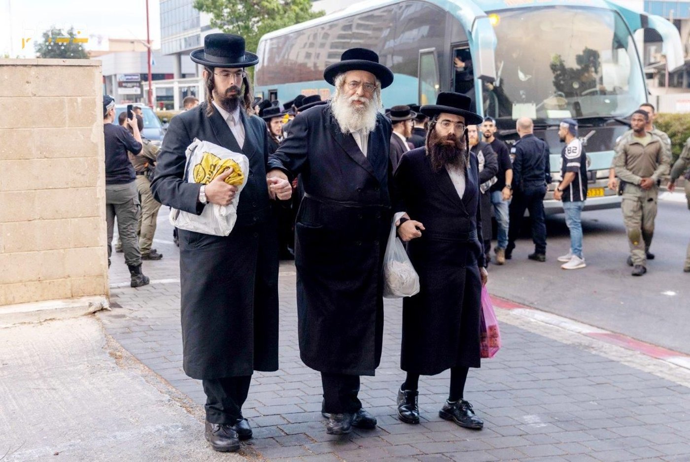 המחאות ביהוד. למצולמים אין קשר לנאמר בכתבה