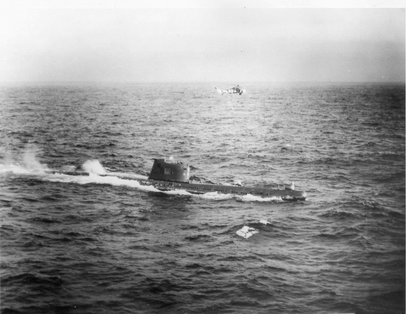 הצוללת הסובייטית B-59 בקרבת קובה - ומעליה חג מסוק אמריקאי