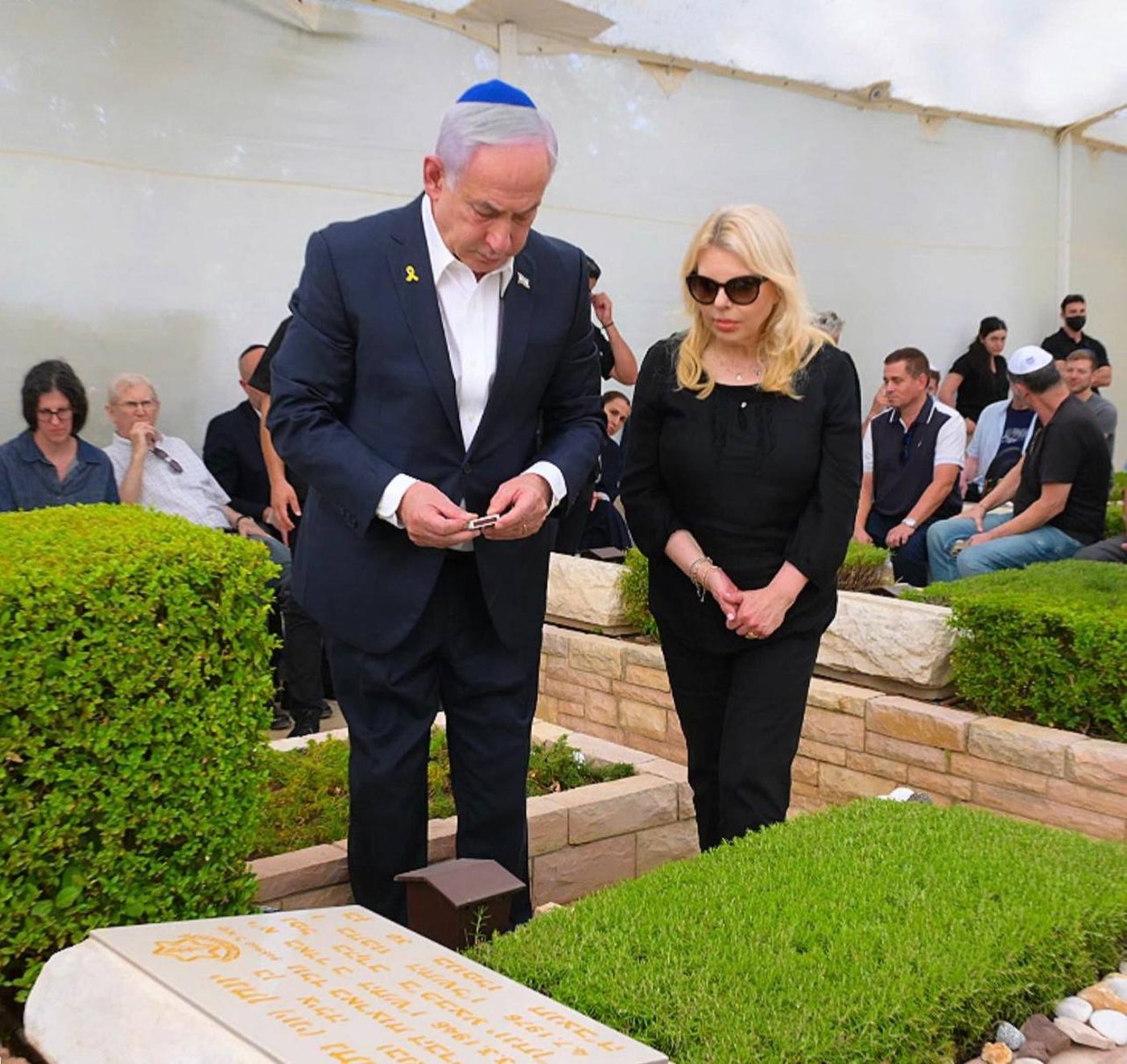 ראש הממשלה על קבר אחיו הי"ד