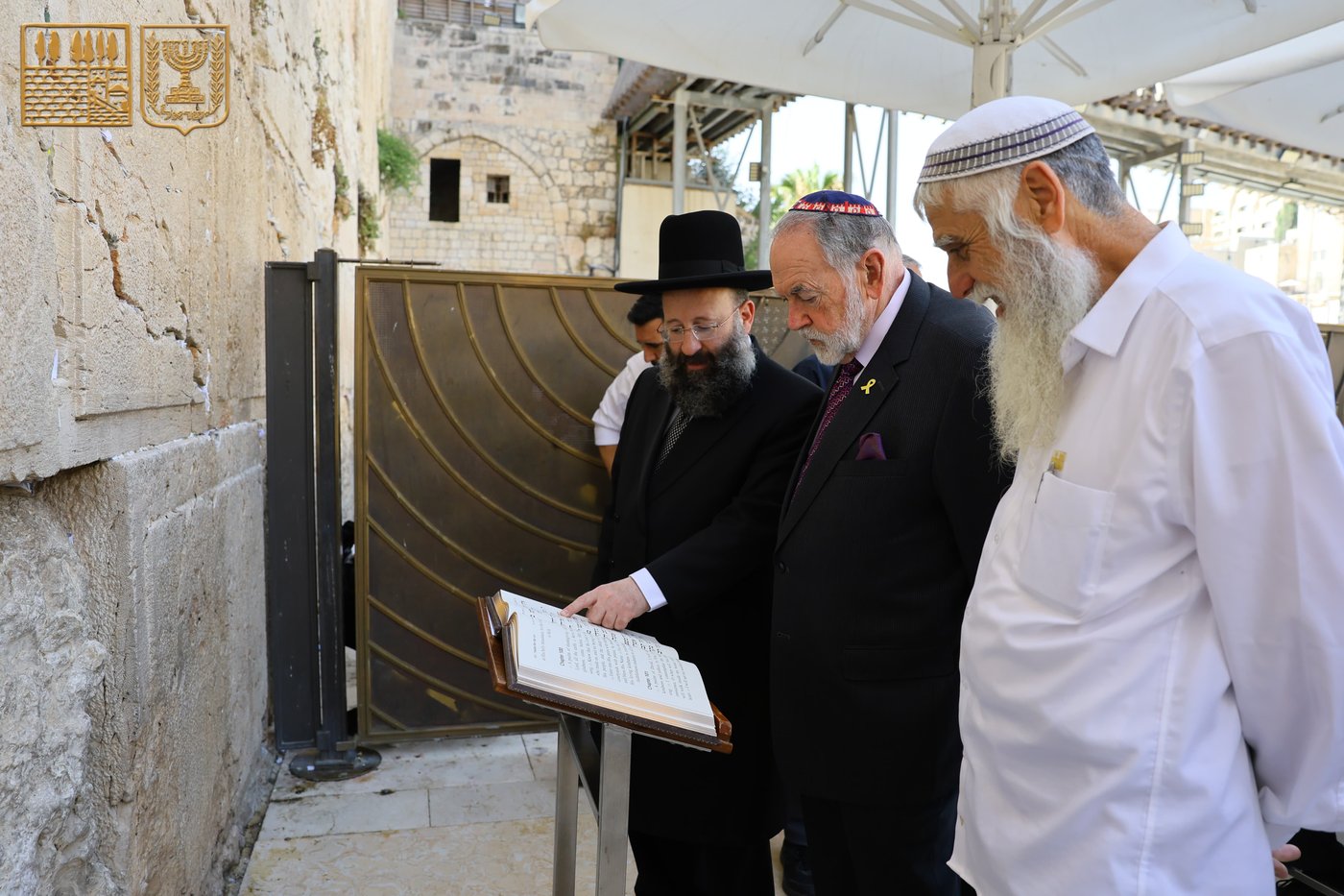 לקראת יום העצמאות של ארה"ב: מייק האקבי ביקר בכותל המערבי