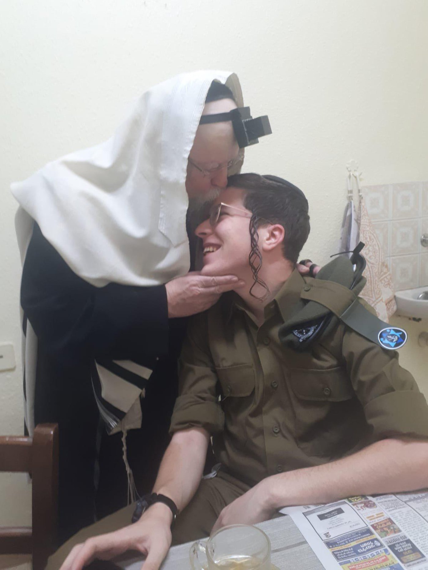 מרעיף חיבה על נכדו יקירו