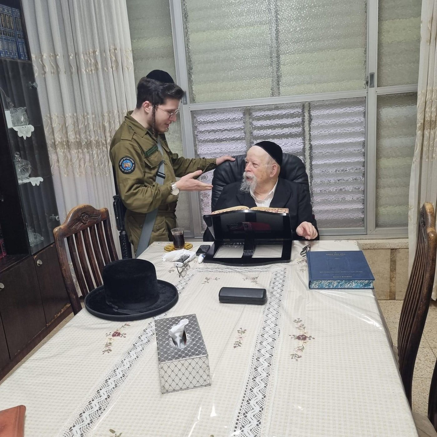 הרב יצחק אייזיק מאיר זלמנוביץ ז"ל, עם נכדו ישכר זלמנוביץ