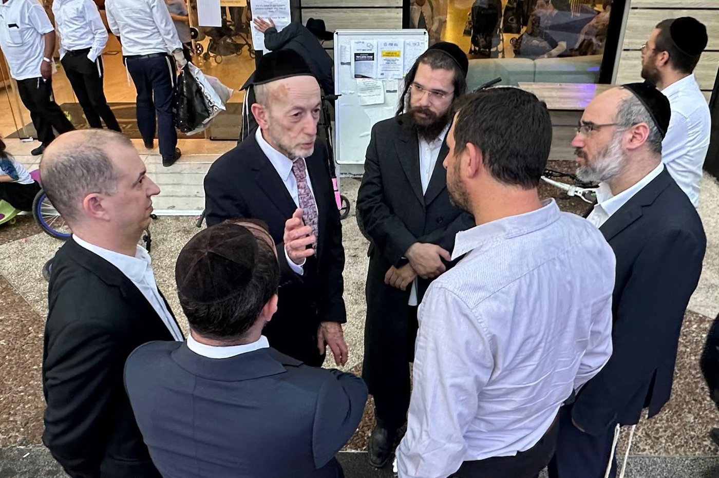 "לא נעזוב אתכם עד שתחזרו הביתה" | סגן השר מקלב במלון המפונים מבני ברק