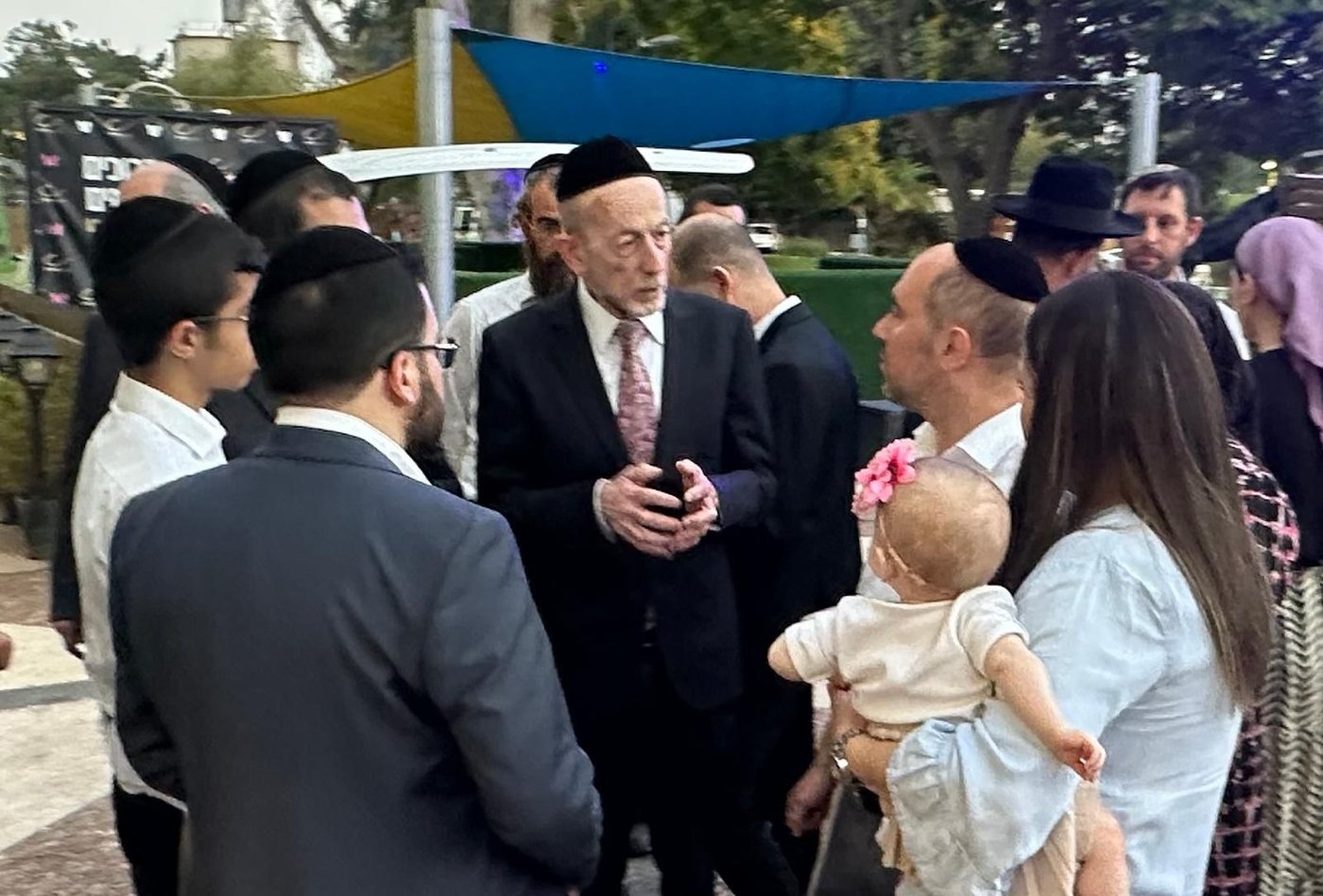 "לא נעזוב אתכם עד שתחזרו הביתה" | סגן השר מקלב במלון המפונים מבני ברק