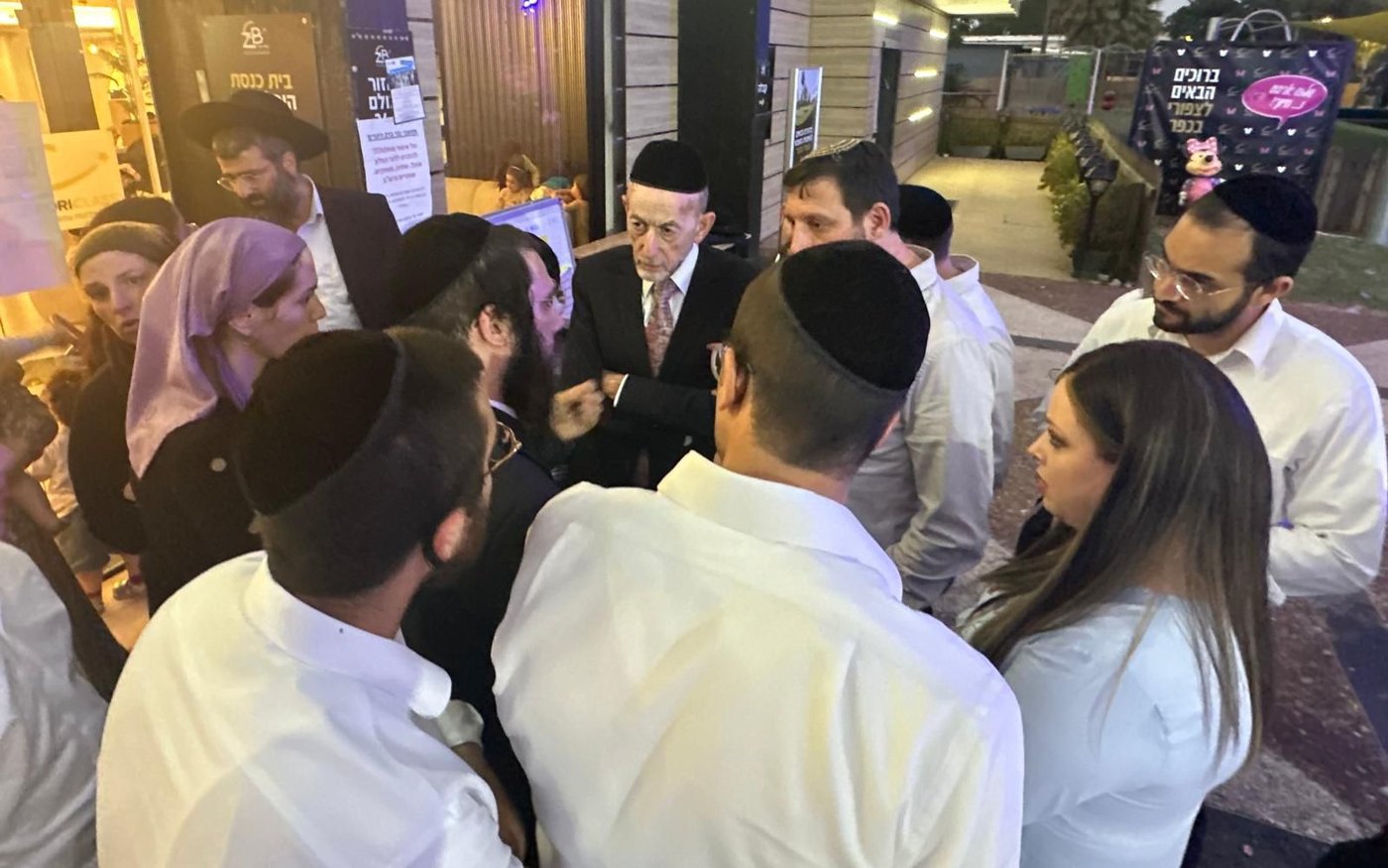 "לא נעזוב אתכם עד שתחזרו הביתה" | סגן השר מקלב במלון המפונים מבני ברק