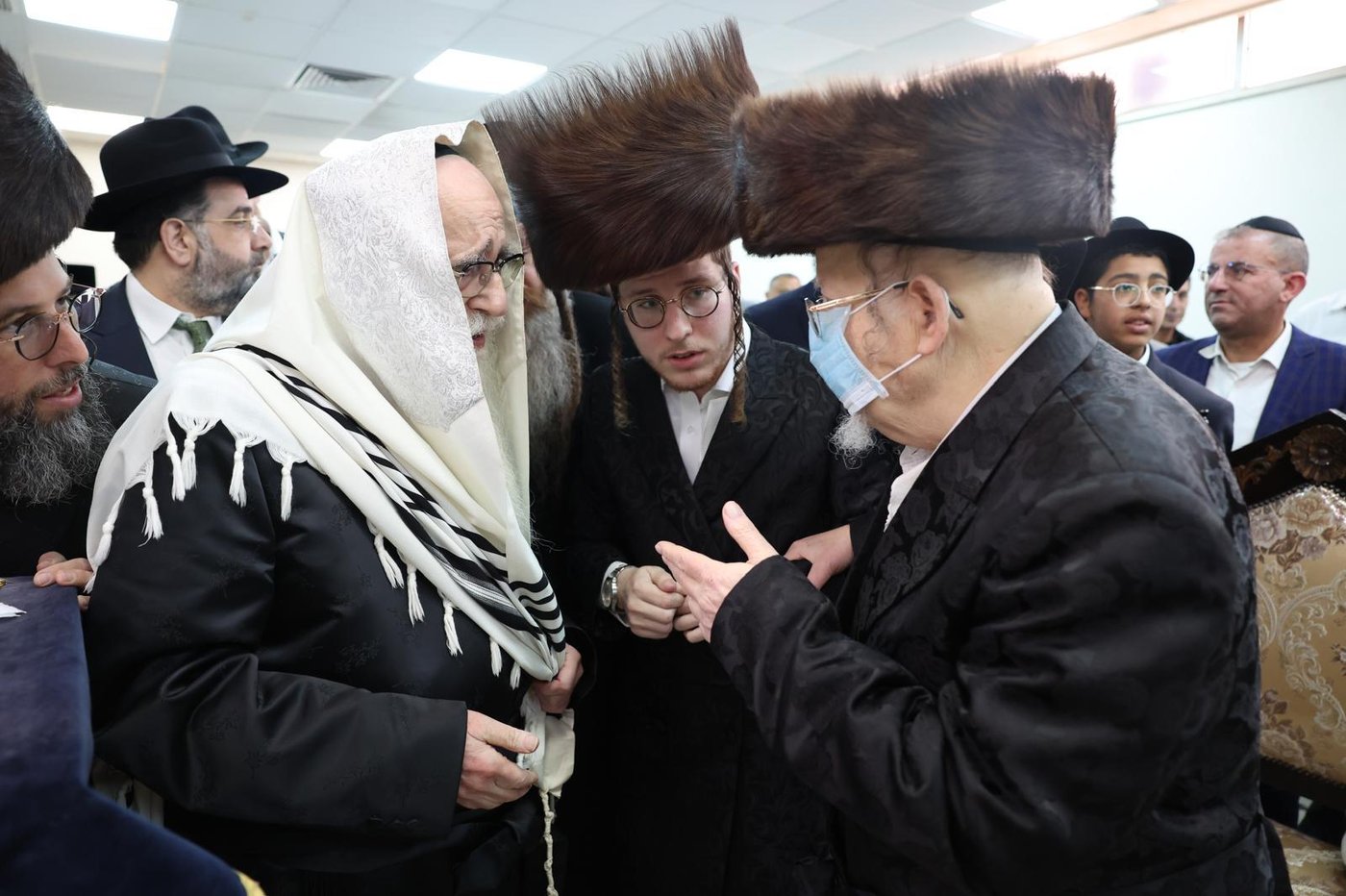 עם נכדו ישכר זלמנוביץ בשמחת הברית לבנו בכורו