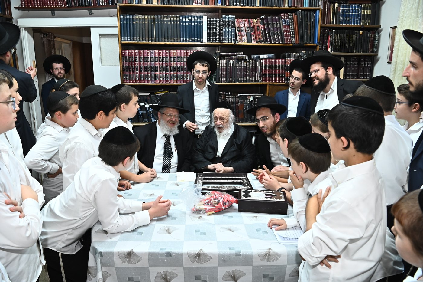 הגרב"ד פוברסקי בוחן את תלמידי תלמוד תורה 'תהילת שלמה'