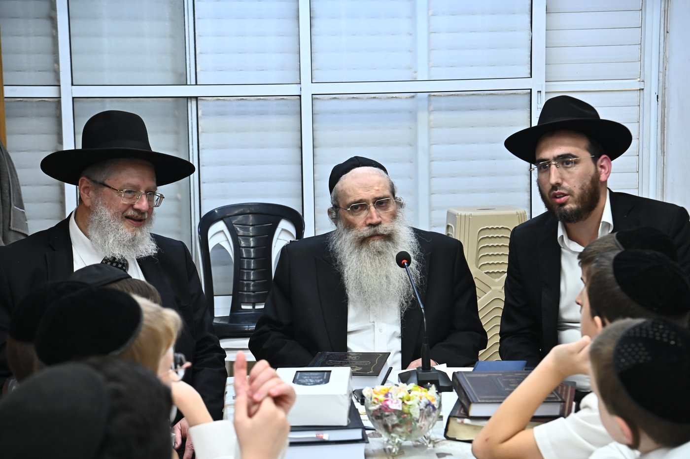 הגר"ש שטיינמן בוחן את תלמידי תלמוד תורה 'תהילת שלמה'