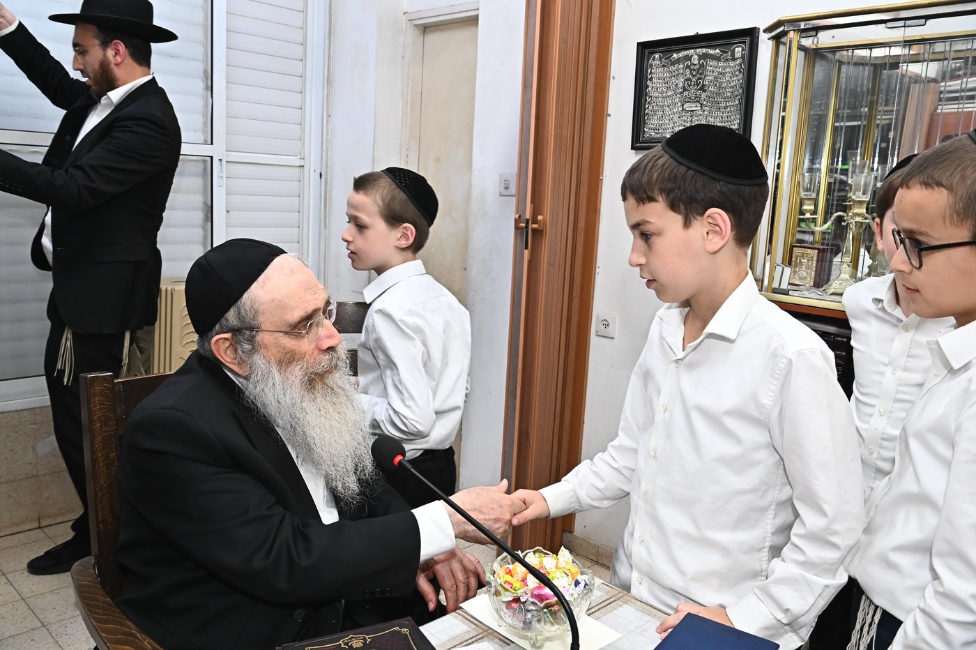 הגר"ש שטיינמן בוחן את תלמידי תלמוד תורה 'תהילת שלמה'