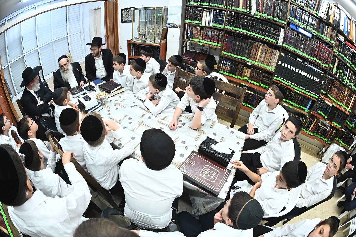 הגר"ש שטיינמן בוחן את תלמידי תלמוד תורה 'תהילת שלמה'
