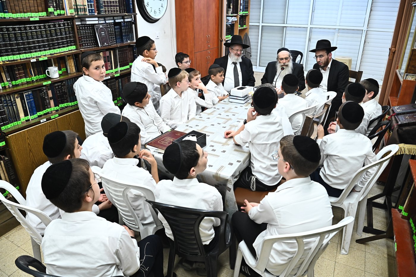 הגר"ש שטיינמן בוחן את תלמידי תלמוד תורה 'תהילת שלמה'