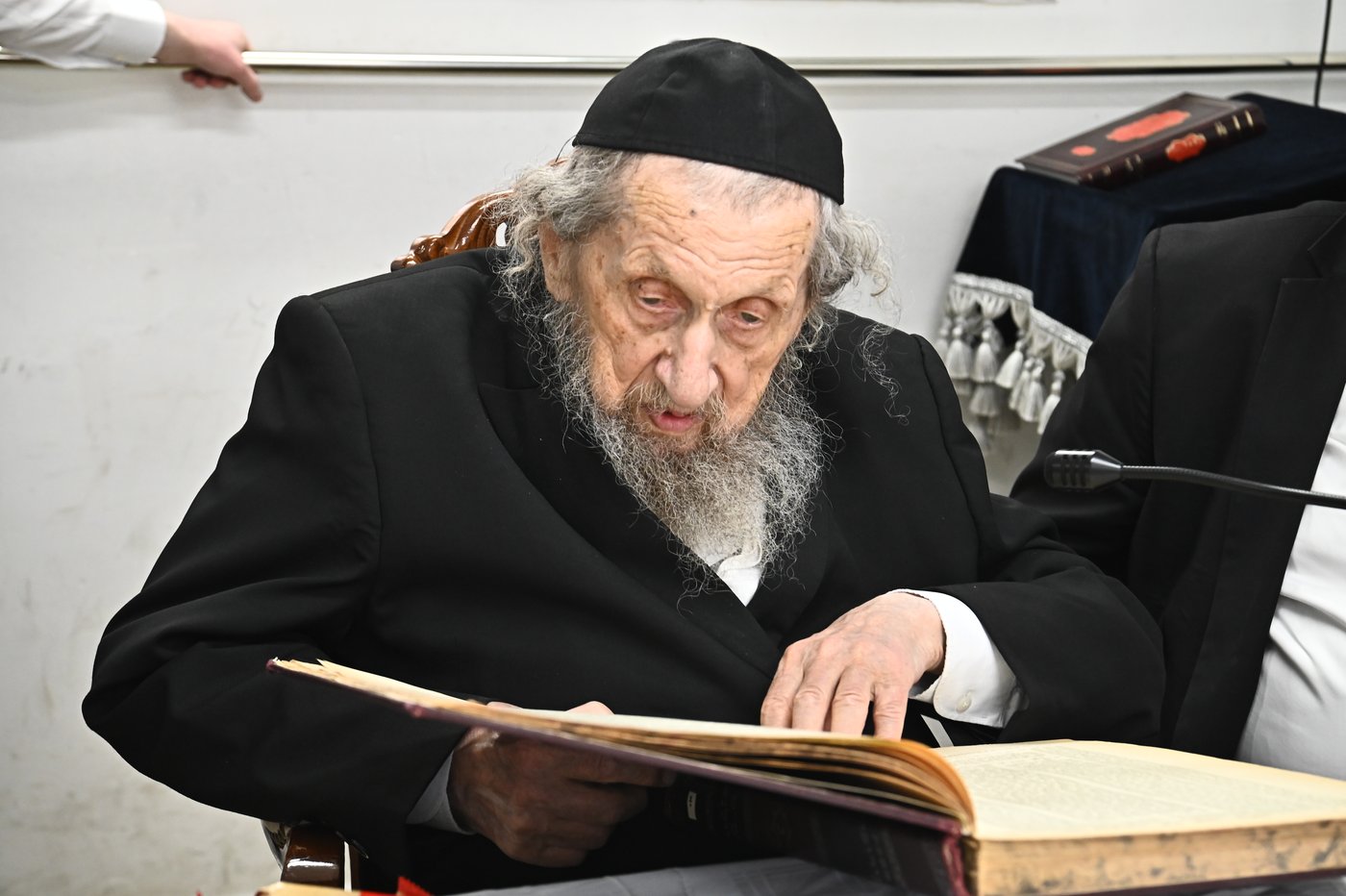 הגר"ד לנדו בוחן את תלמידי תלמוד תורה 'תהילת שלמה'