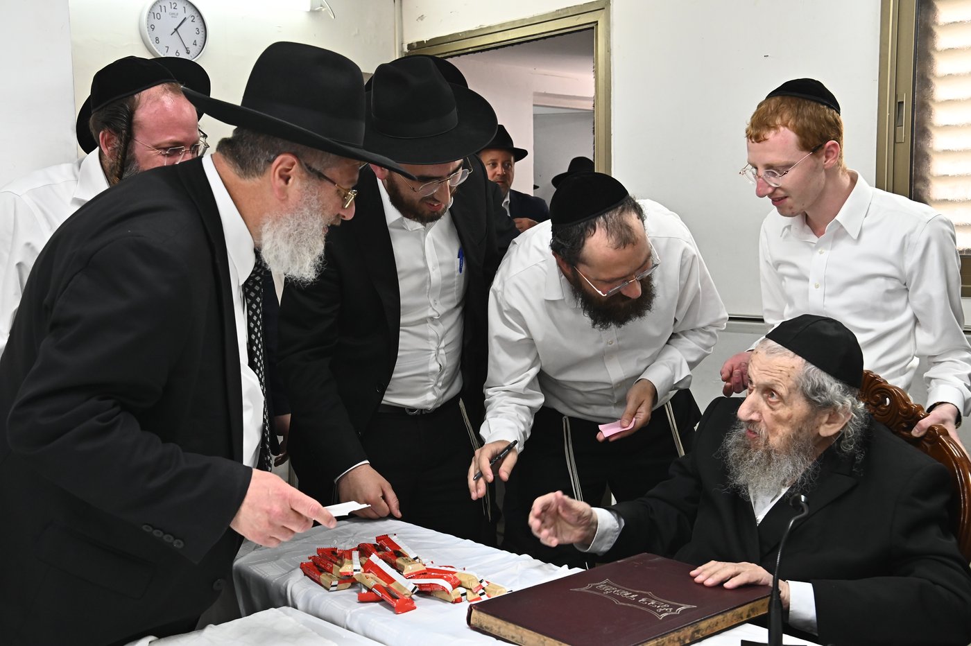 הגר"ד לנדו בוחן את תלמידי תלמוד תורה 'תהילת שלמה'