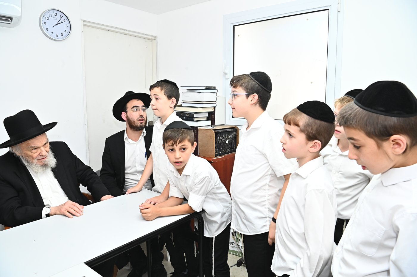 הגרמ"ה הירש בוחן את תלמידי תלמוד תורה 'תהילת שלמה'