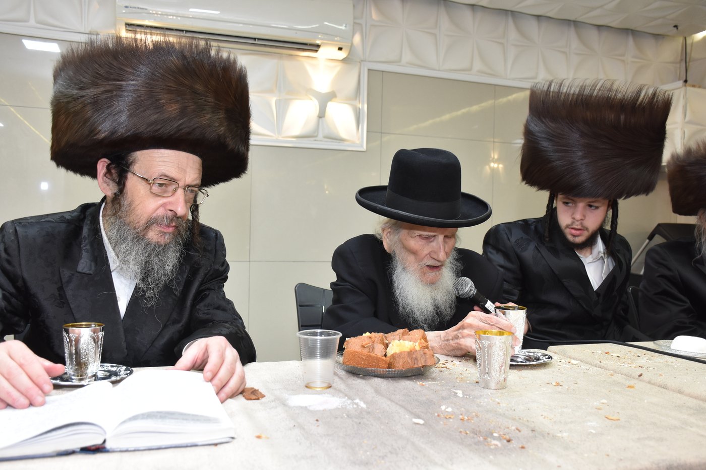 שמחת השבע ברכות לבן גאב"ד זוועהיל, ונכד הגה"צ רבי חיים צבי שפירא