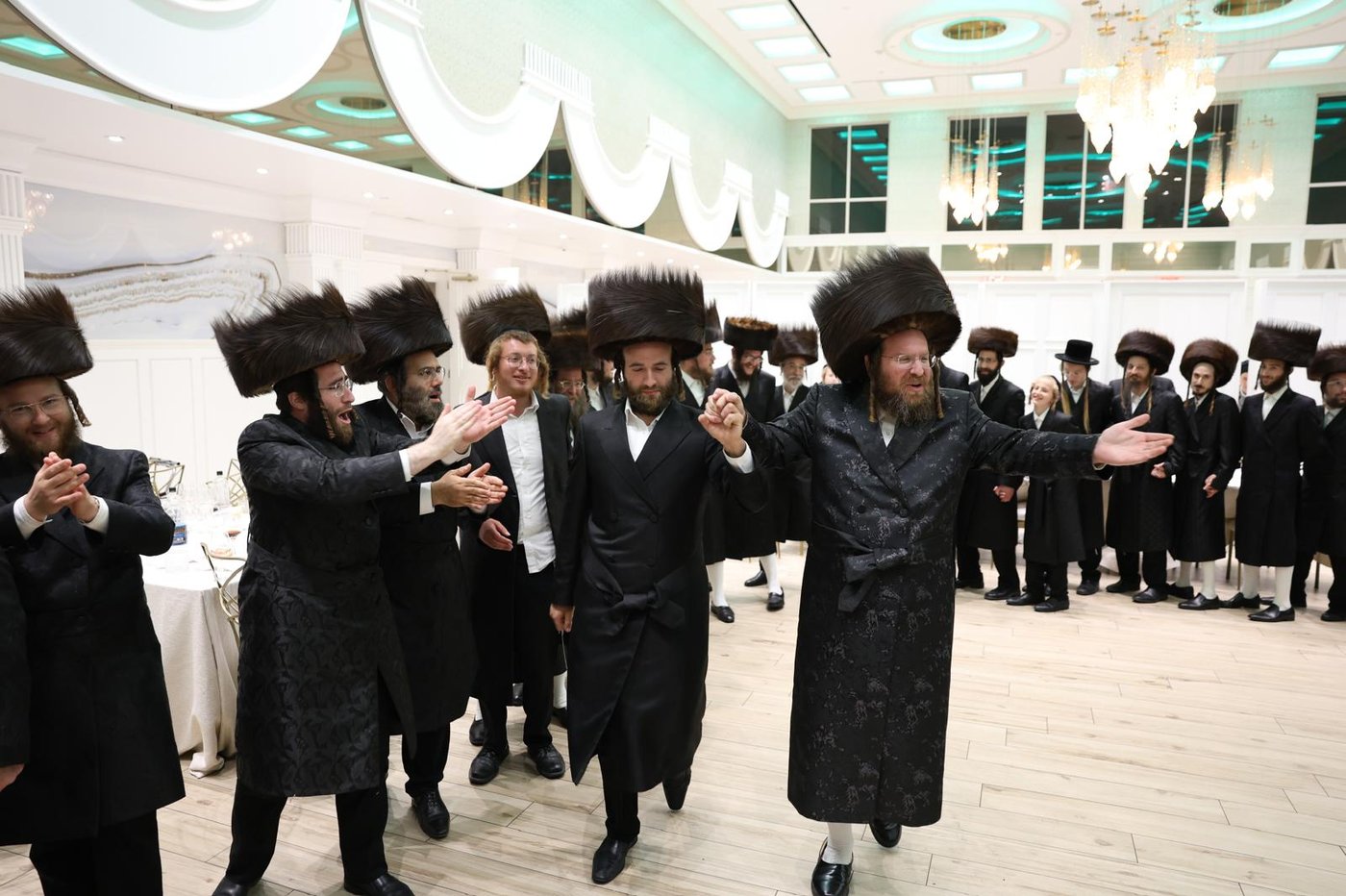 מסיבת 'נאכשפיל' בחצר טשערקאס הארנסטייפאל