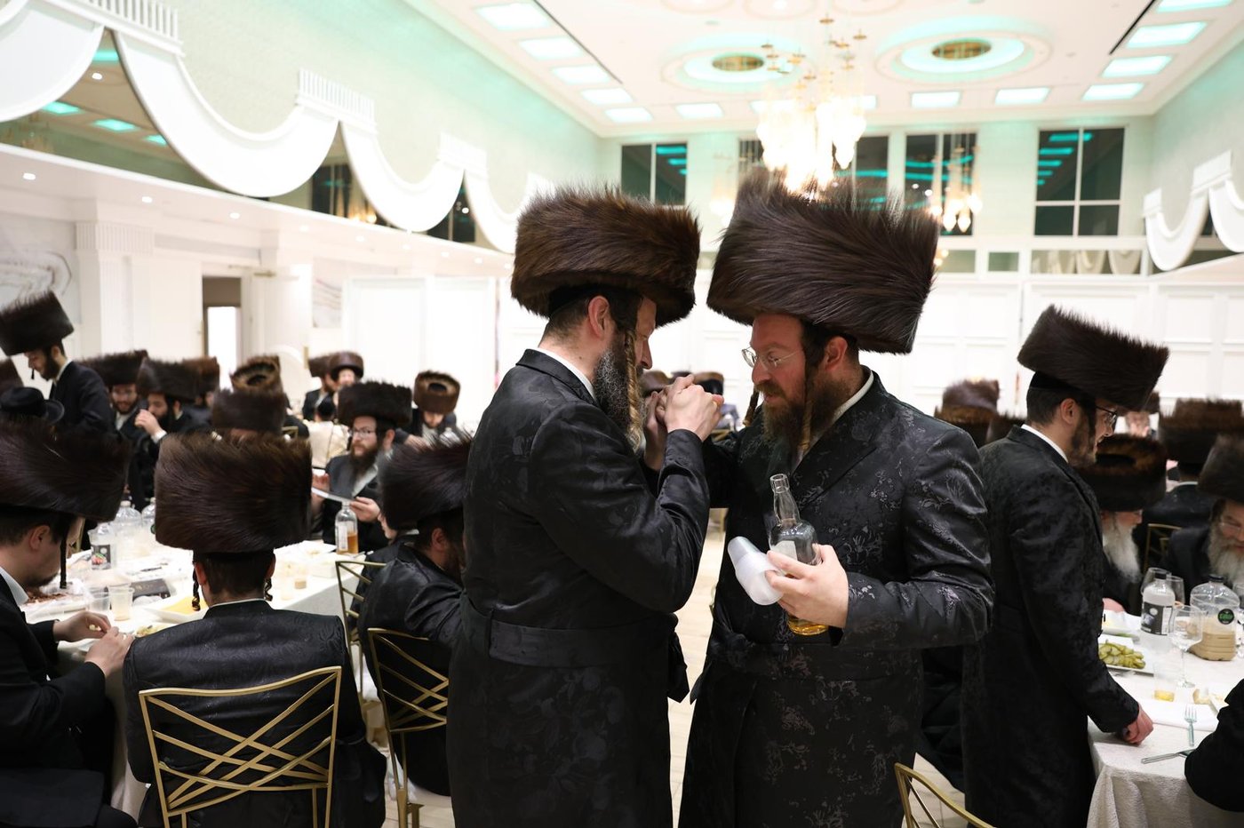 מסיבת 'נאכשפיל' בחצר טשערקאס הארנסטייפאל