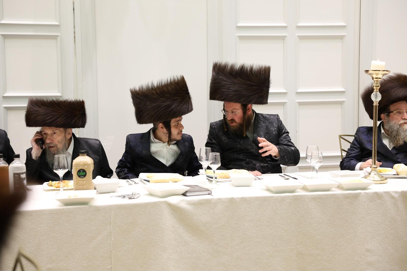 מסיבת 'נאכשפיל' בחצר טשערקאס הארנסטייפאל