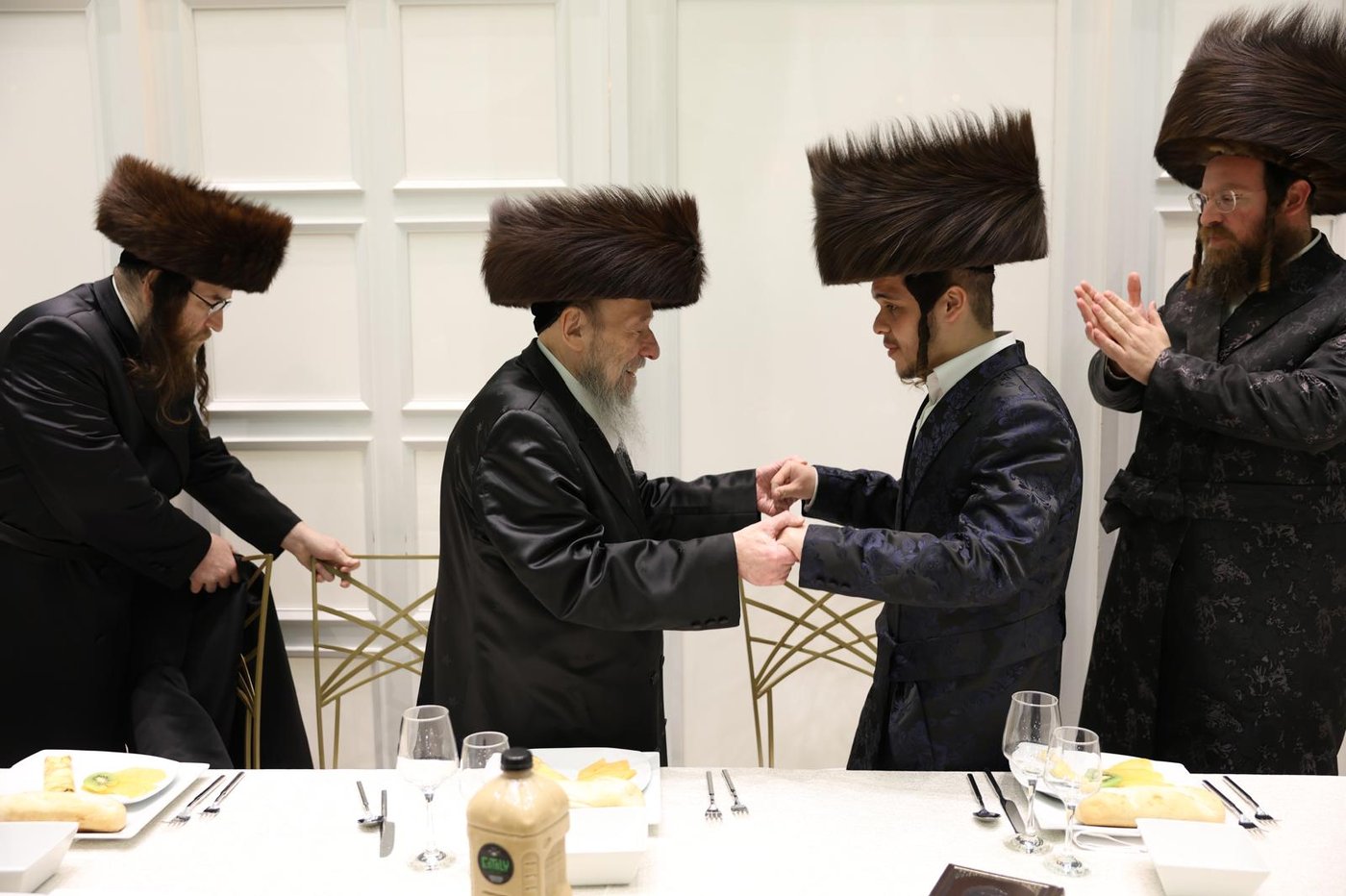 מסיבת 'נאכשפיל' בחצר טשערקאס הארנסטייפאל