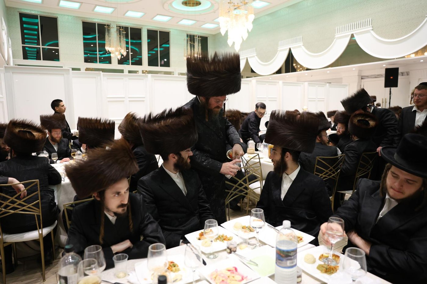 מסיבת 'נאכשפיל' בחצר טשערקאס הארנסטייפאל