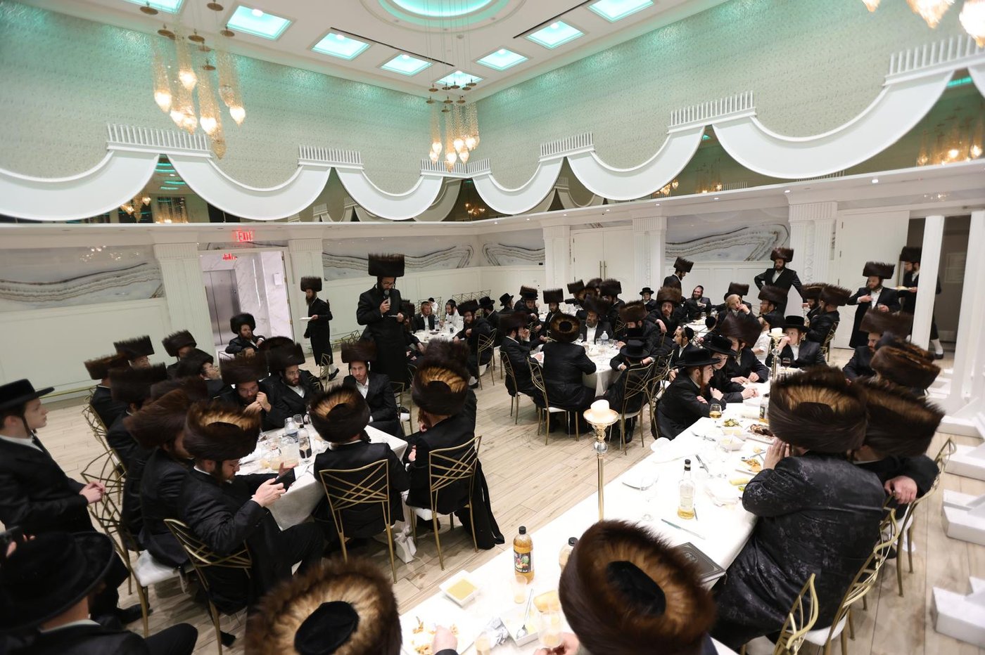 מסיבת 'נאכשפיל' בחצר טשערקאס הארנסטייפאל