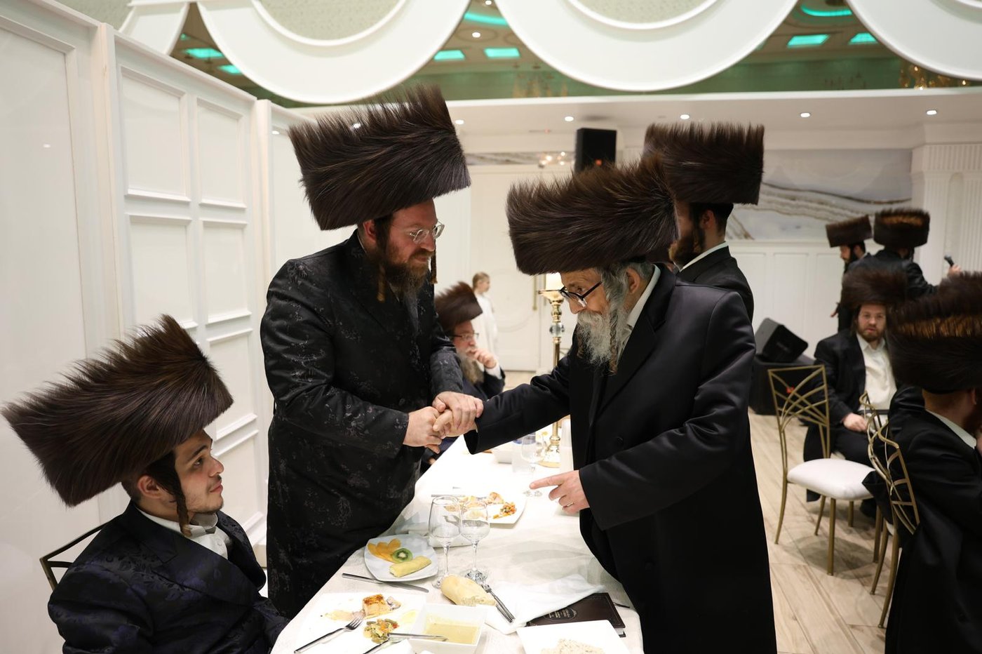 מסיבת 'נאכשפיל' בחצר טשערקאס הארנסטייפאל