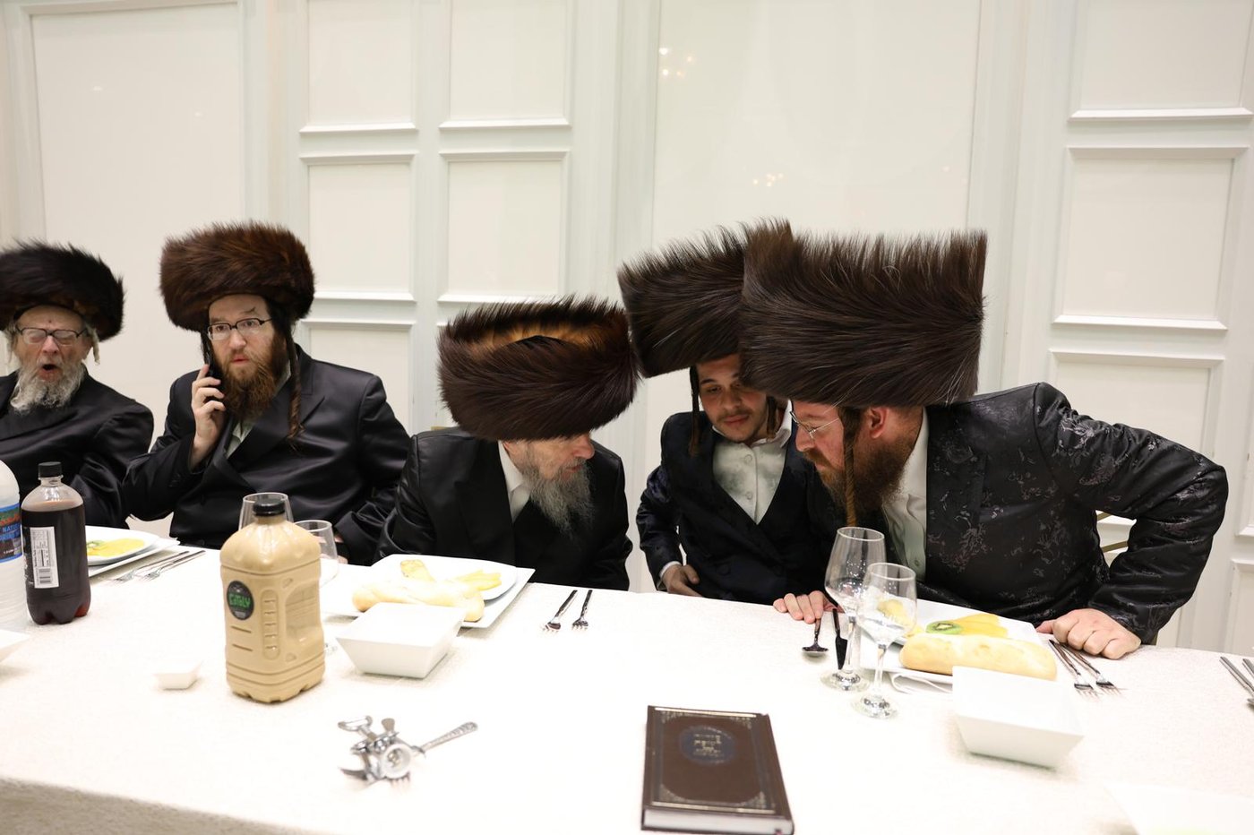 מסיבת 'נאכשפיל' בחצר טשערקאס הארנסטייפאל