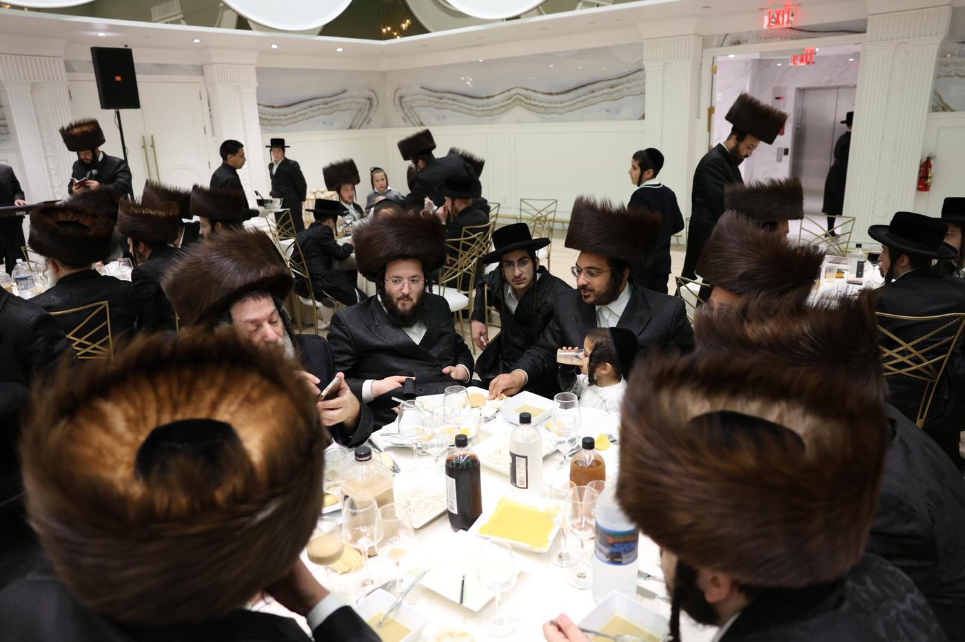 מסיבת 'נאכשפיל' בחצר טשערקאס הארנסטייפאל