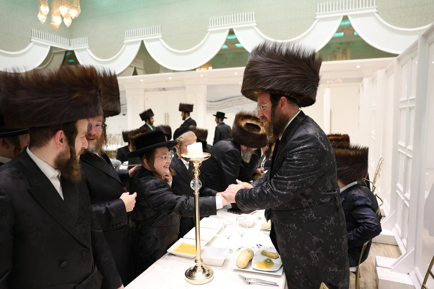 מסיבת 'נאכשפיל' בחצר טשערקאס הארנסטייפאל