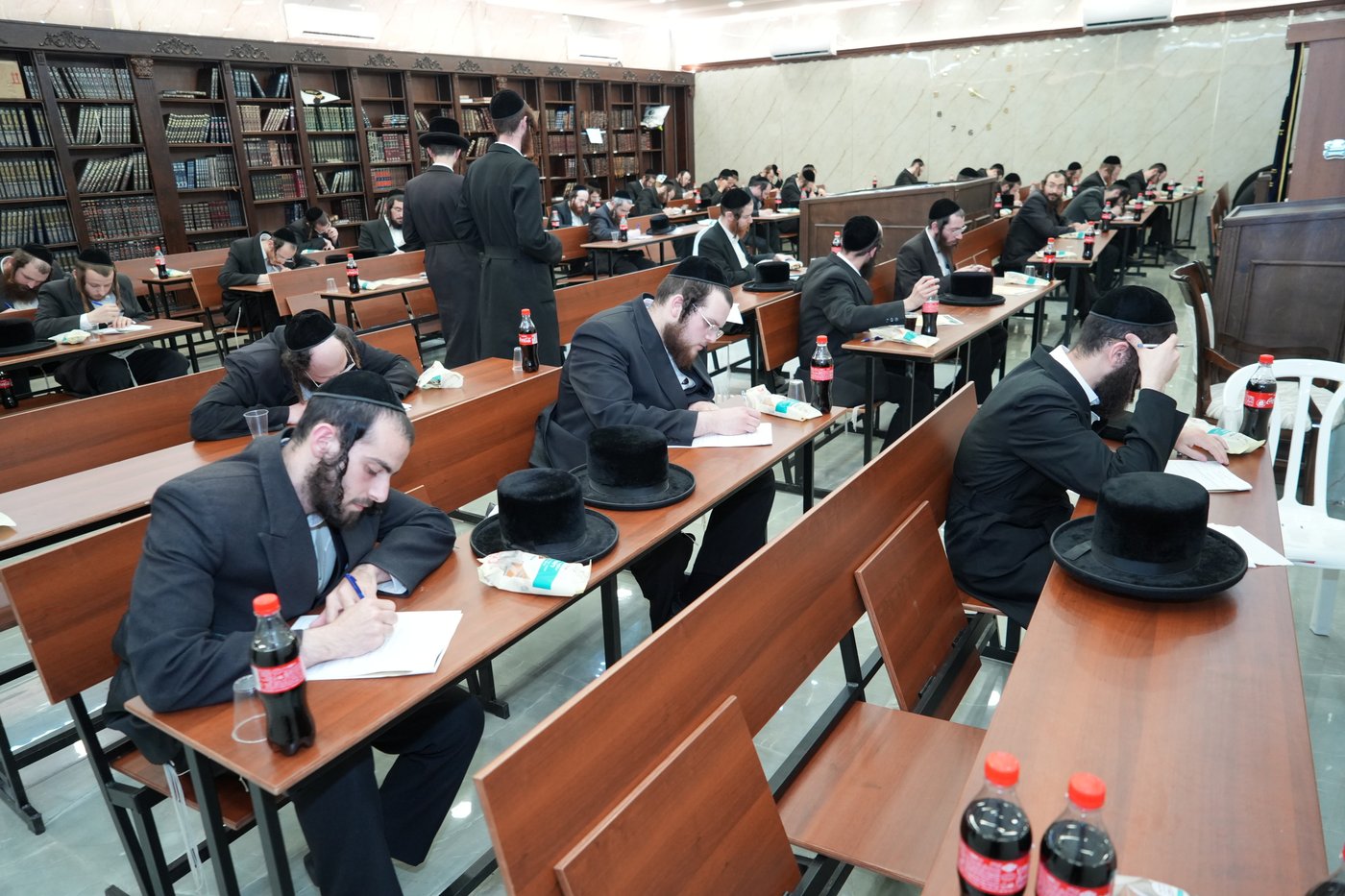 הגה"צ רבי יעקב מרדכי הגר בביקור בכולל ויז'ניץ באלעד