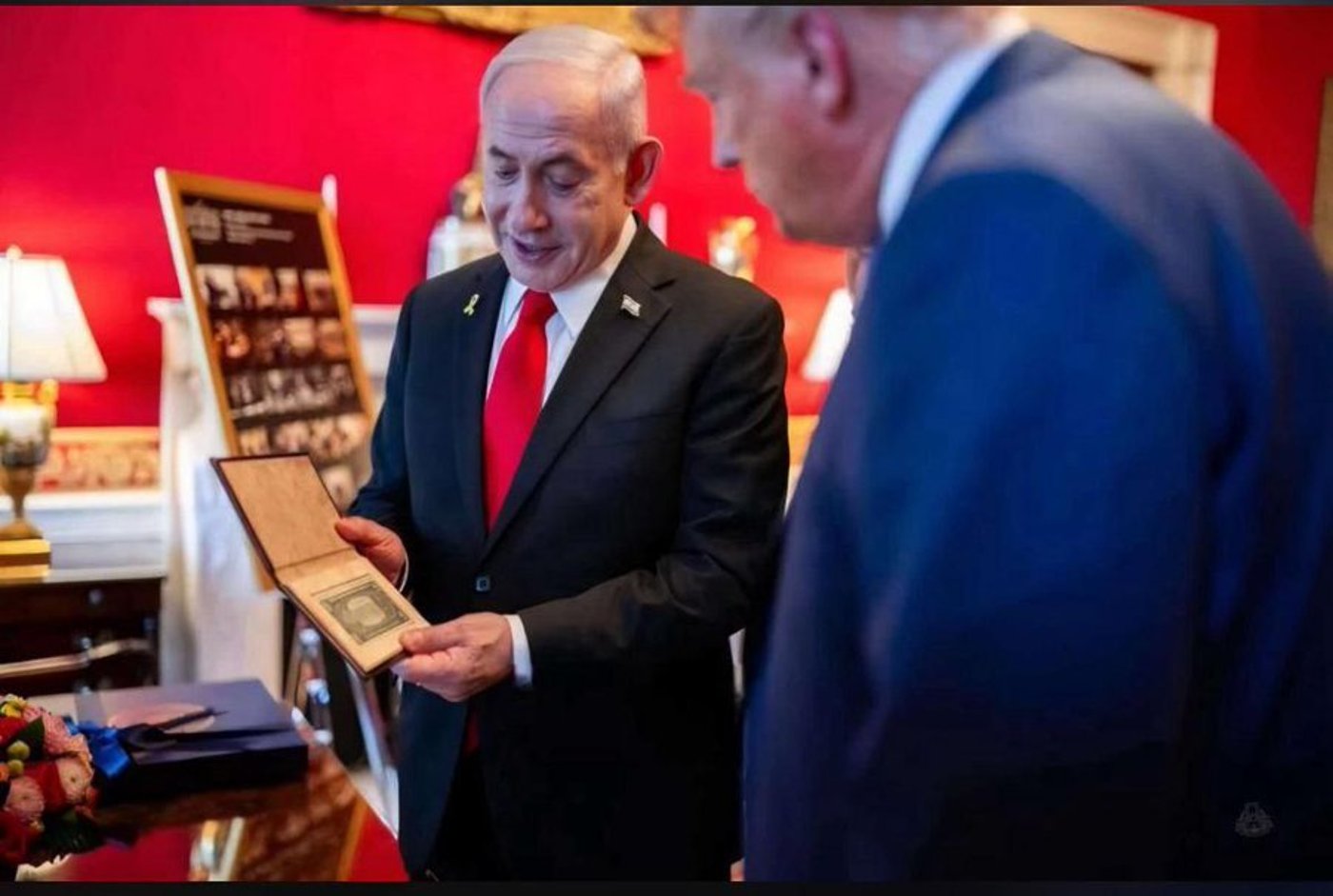 נתניהו מעניק לטראמפ את הדולר מהרבי מחב"ד