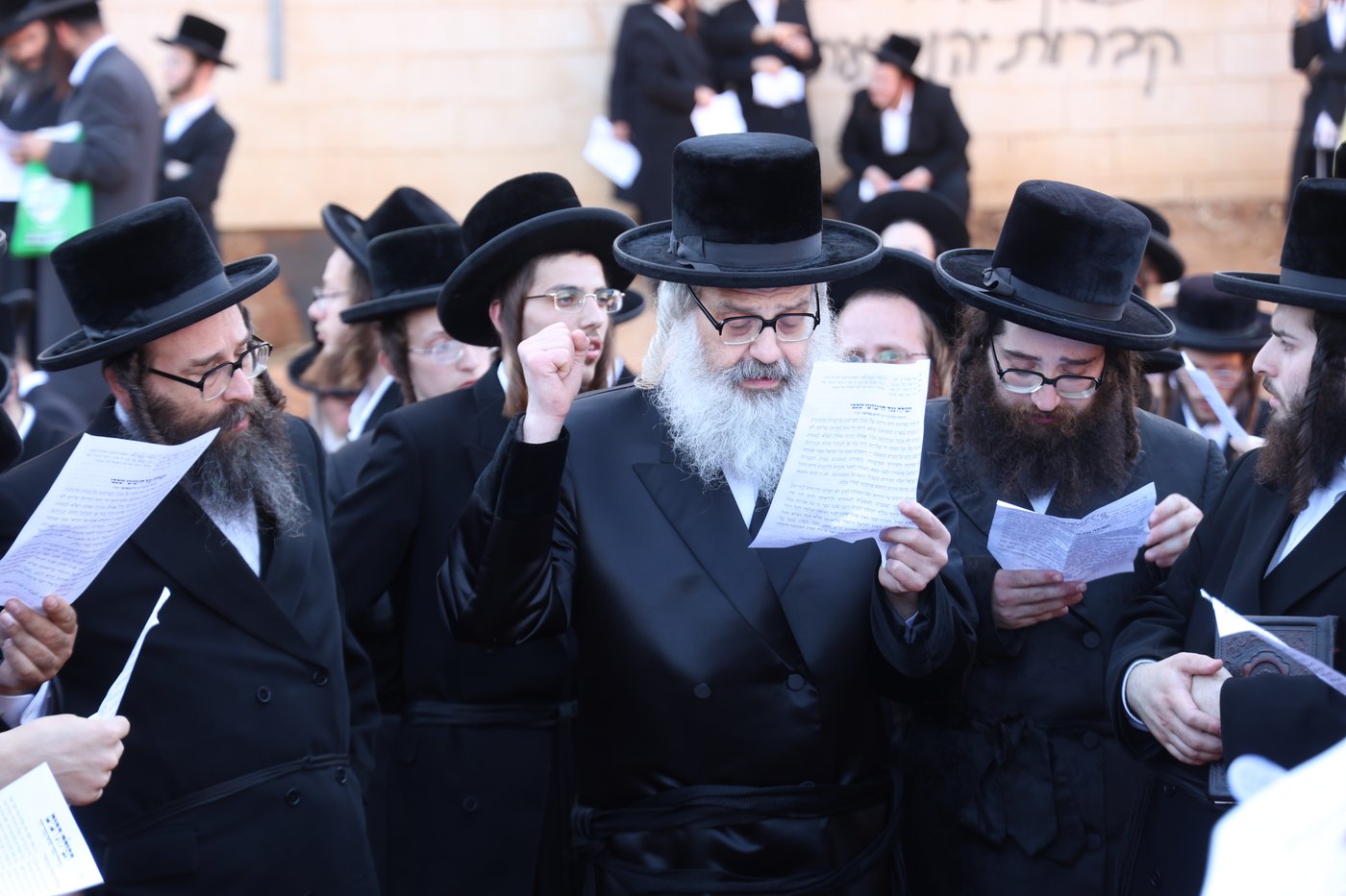 האדמו"ר מויז'ניץ בית שמש בעצרת מחאה ביהוד