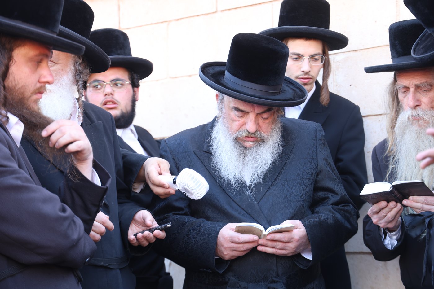 האדמו"ר מלעלוב בעצרת מחאה ביהוד