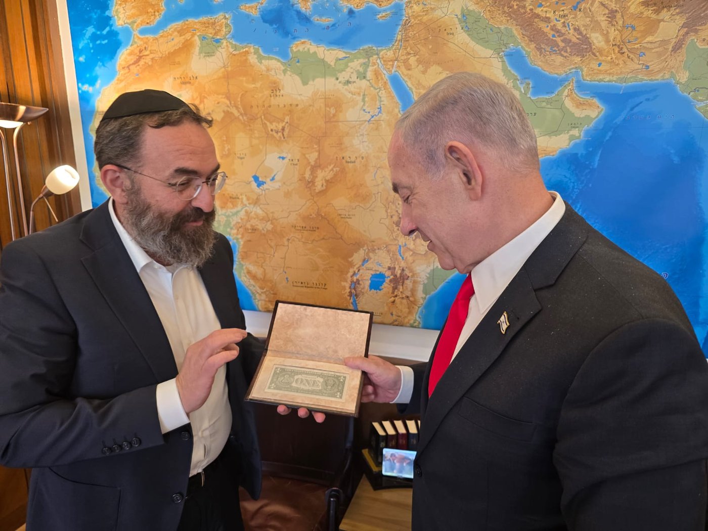 בנימין נתניהו עם הדולר של הרבי מחב"ד